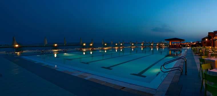 La piscina semi-olimpionica di notte